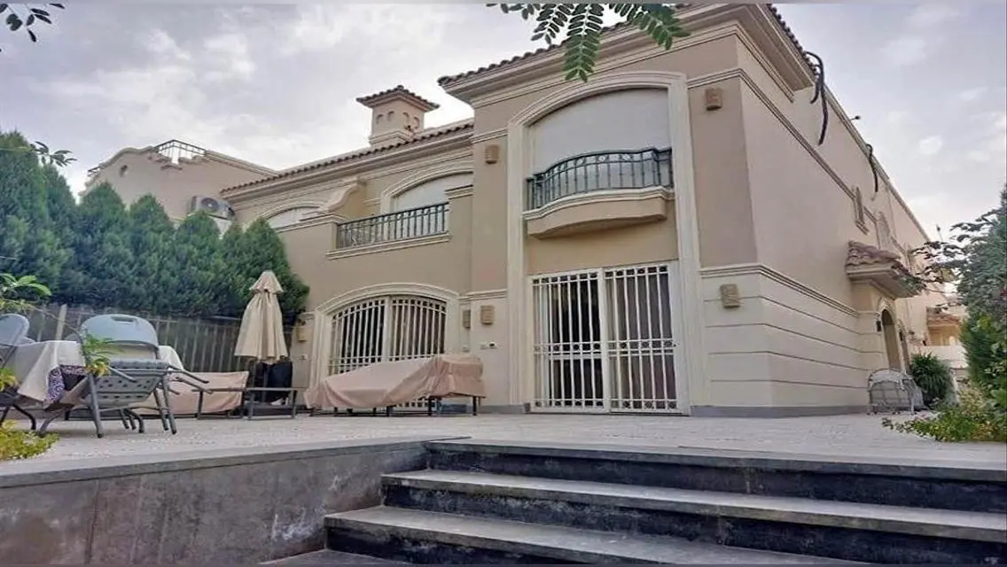 فيلا فاخرة للبيع على بحيرات، 4 غرف نوم بسعر 5,000,000 ج.