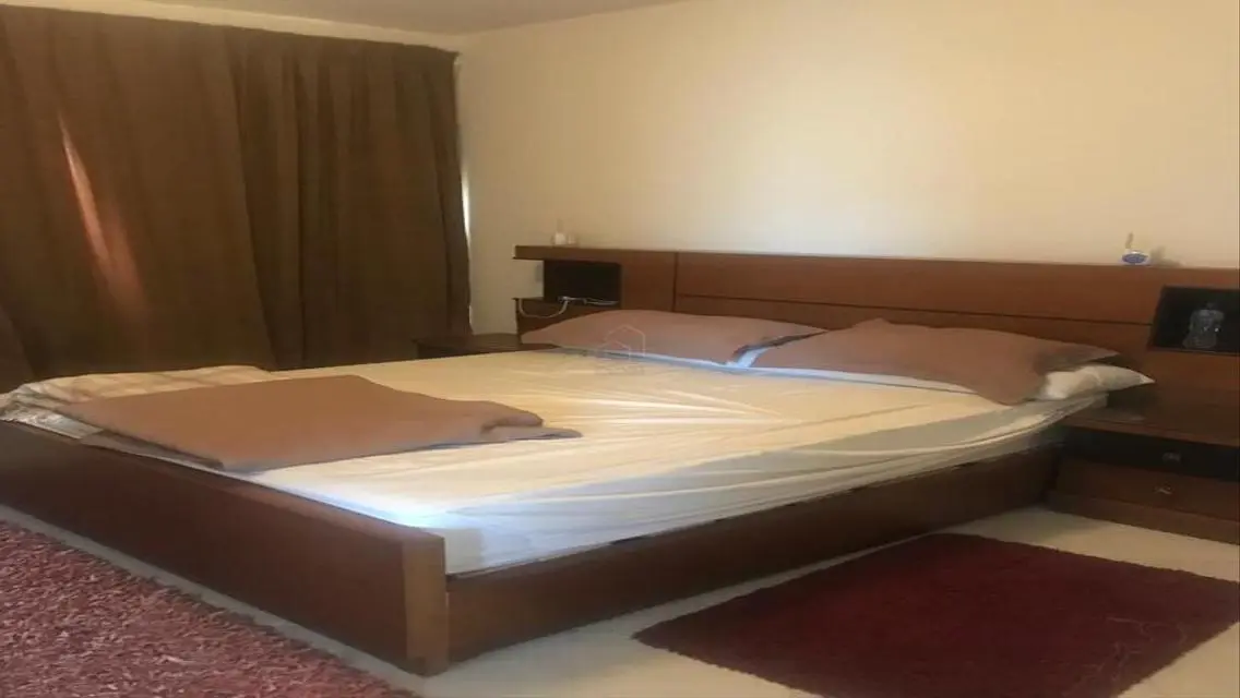 فيلا فاخرة مع حديقة خاصة ومسبح مشترك