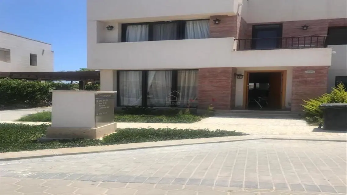 فيلا فاخرة مع حديقة خاصة ومسبح مشترك