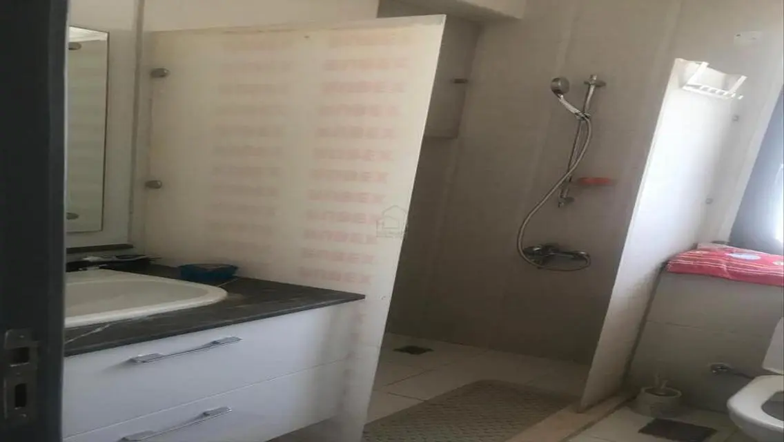 فيلا فاخرة مع حديقة خاصة ومسبح مشترك