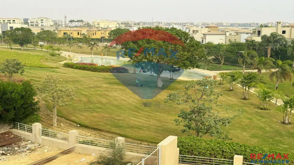 منزل فاخر بمساحة واسعة مع مسبح خاص وحديقة