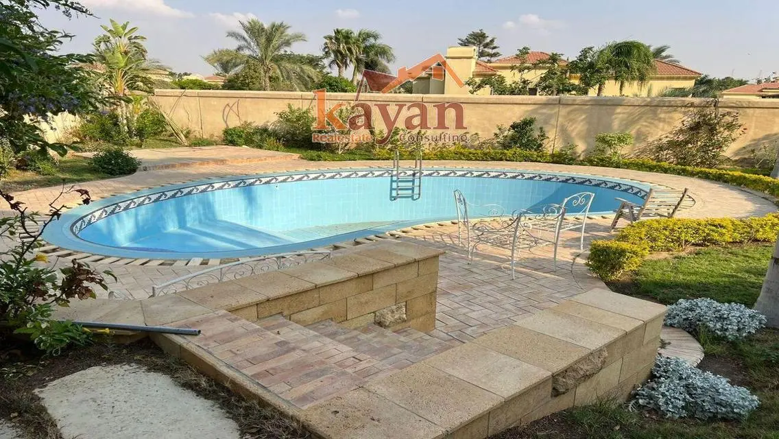 فيلا فاخرة للبيع مع حديقة خاصة ومسبح