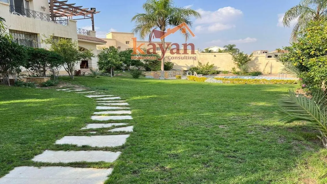 فيلا فاخرة للبيع مع حديقة خاصة ومسبح