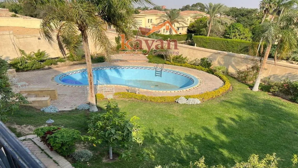 فيلا فاخرة للبيع مع حديقة خاصة ومسبح
