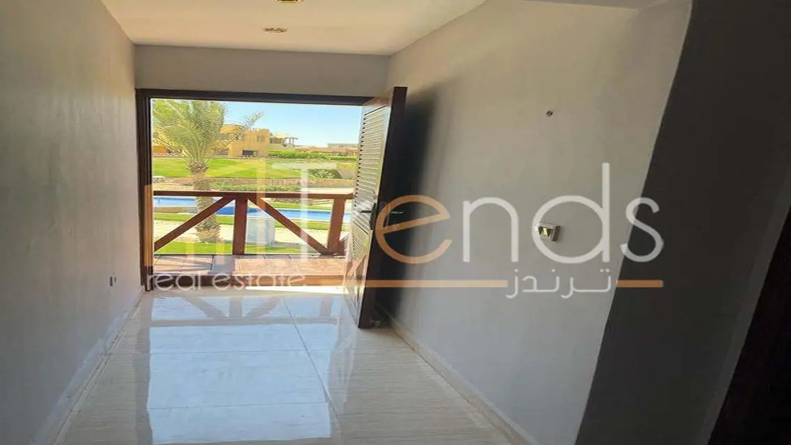 فيلا فاخرة مطلة على البحيرات مع مسبح مشترك وحديقة خاصة