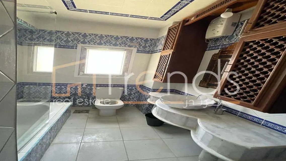 فيلا فاخرة مطلة على البحيرات مع مسبح مشترك وحديقة خاصة