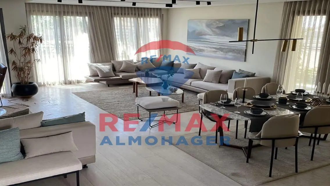 شقة فاخرة بمساحة واسعة مع حديقة خاصة