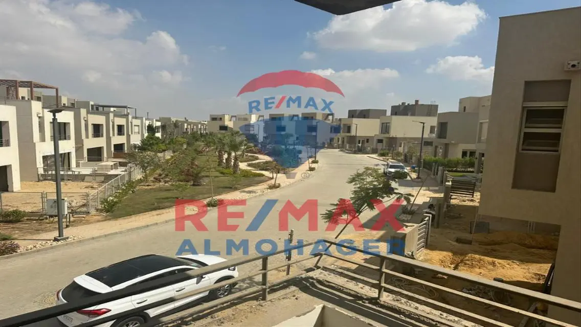 فيلا فاخرة للبيع مع حديقة خاصة ومسبح خاص