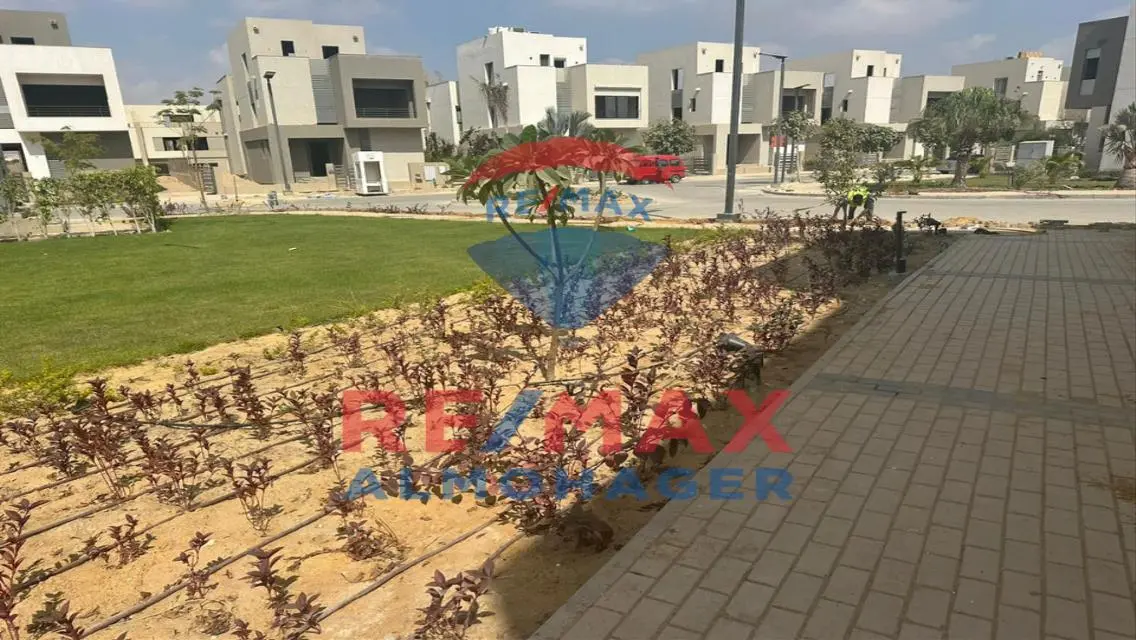 فيلا فاخرة للبيع مع حديقة خاصة ومسبح خاص