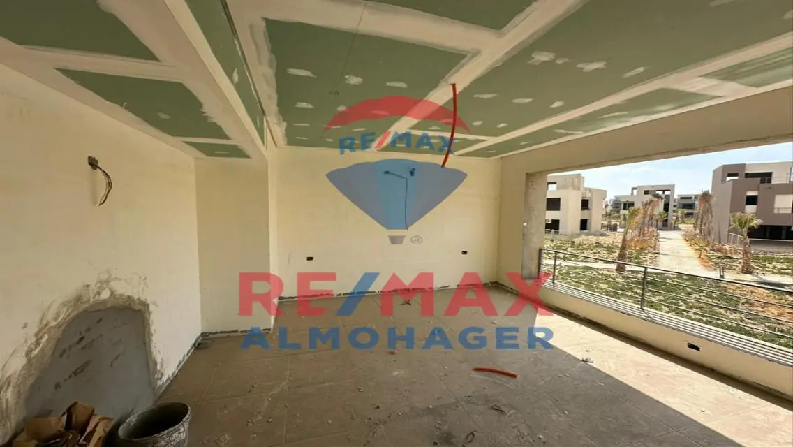 فيلا فاخرة للبيع مع حديقة خاصة ومسبح خاص