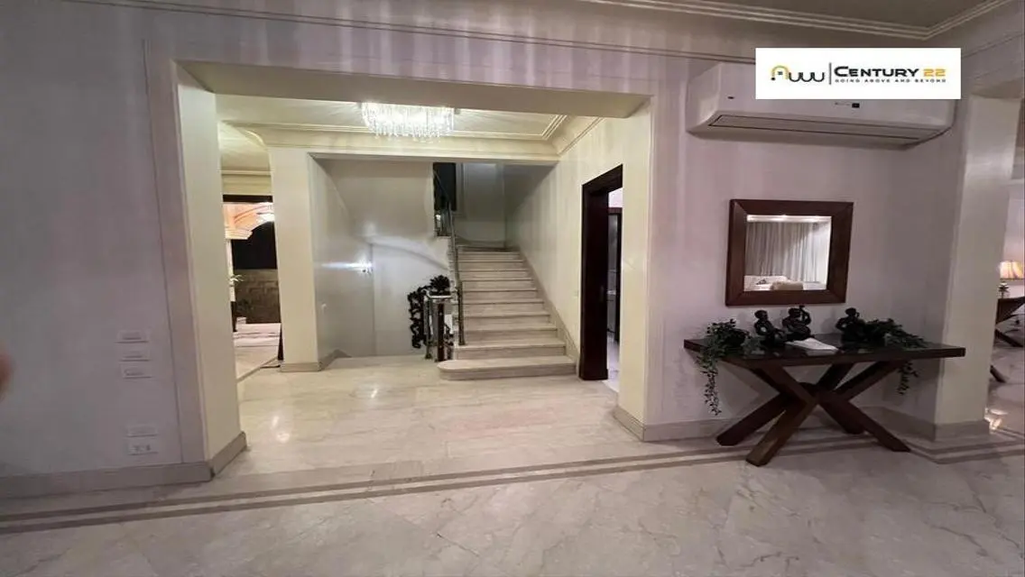 فيلا فاخرة للبيع مع مسبح وحديقة خاصة