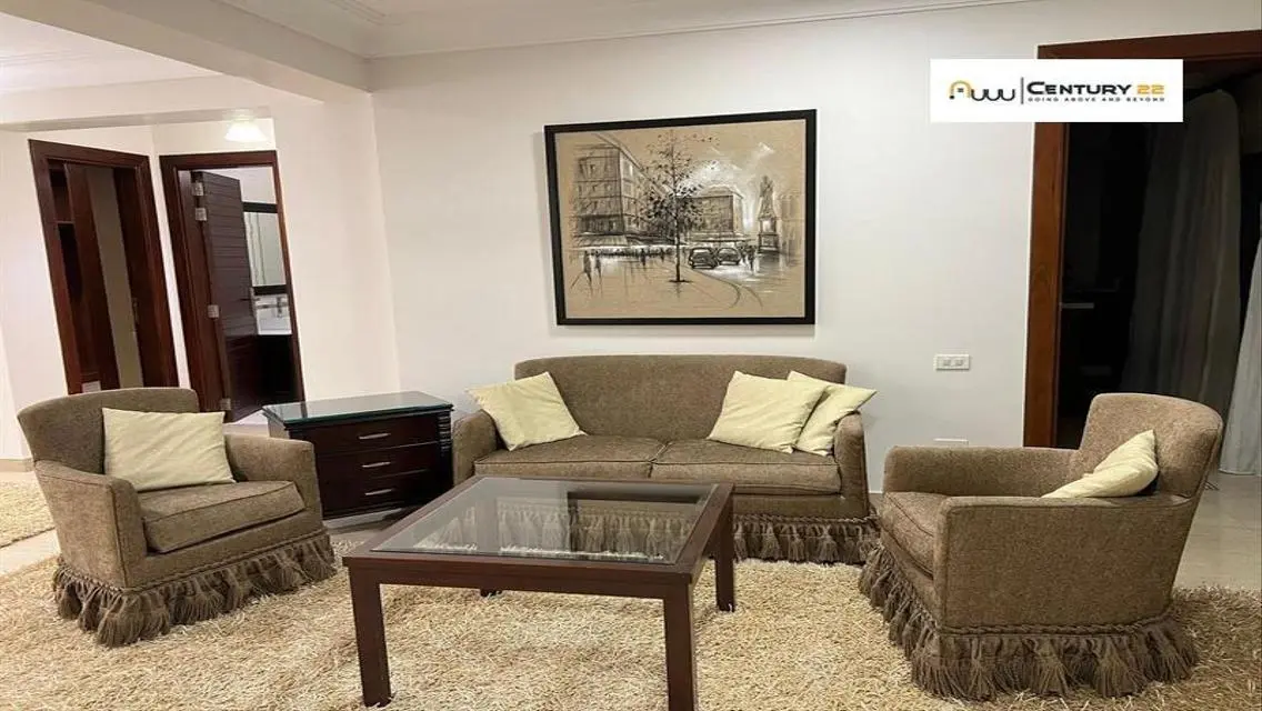 فيلا فاخرة للبيع مع مسبح وحديقة خاصة