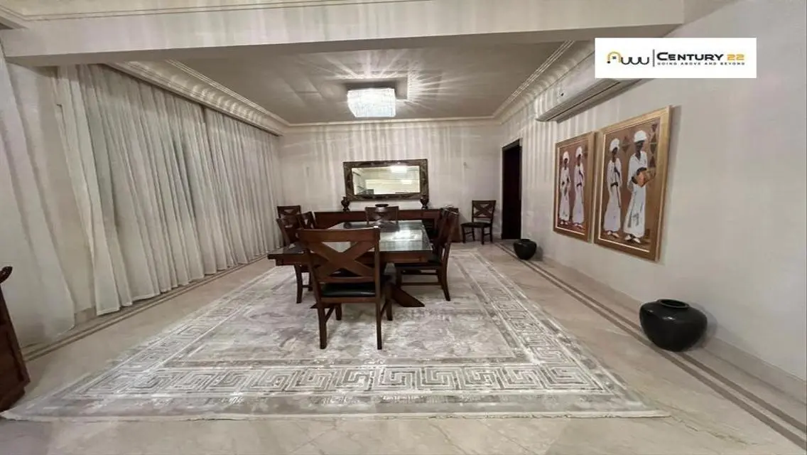 فيلا فاخرة للبيع مع مسبح وحديقة خاصة