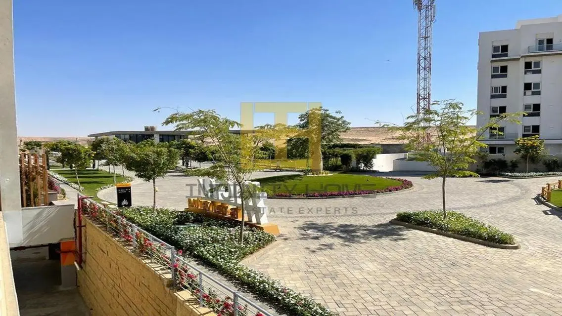 شقة مميزة للبيع overlooking بحيرة