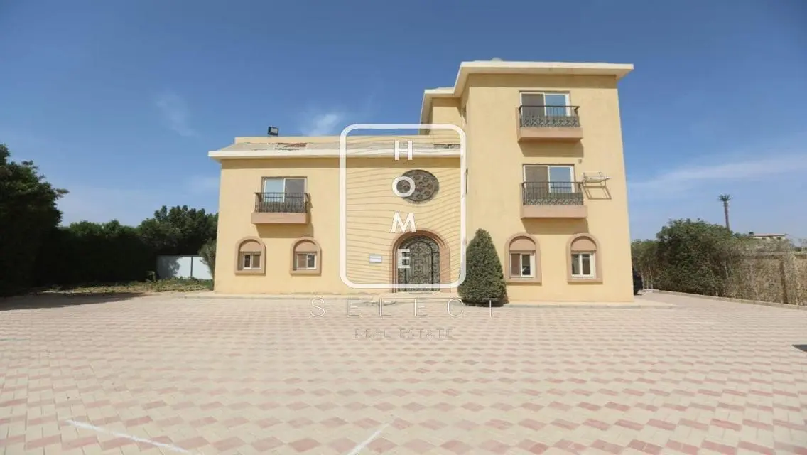 Luxury Villa for Sale - 750 sqm in the Heart of the City