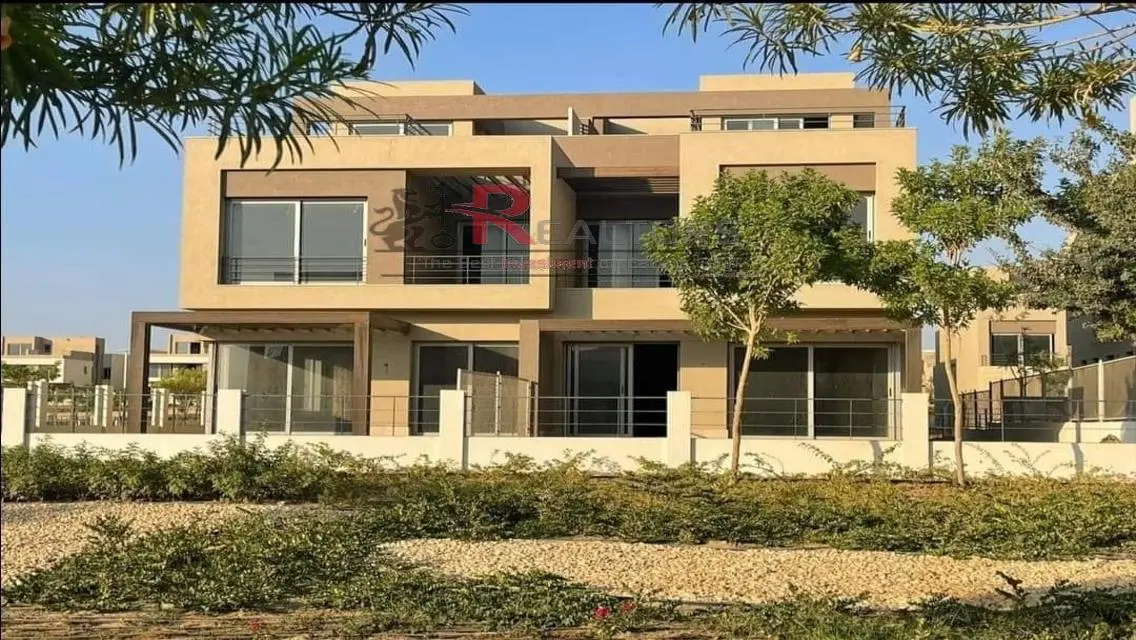 فيلا فاخرة للبيع مع حديقة خاصة في موقع متميز
