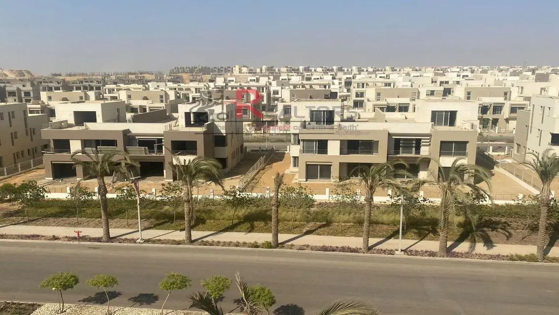 فيلا فاخرة للبيع مع حديقة خاصة في موقع متميز