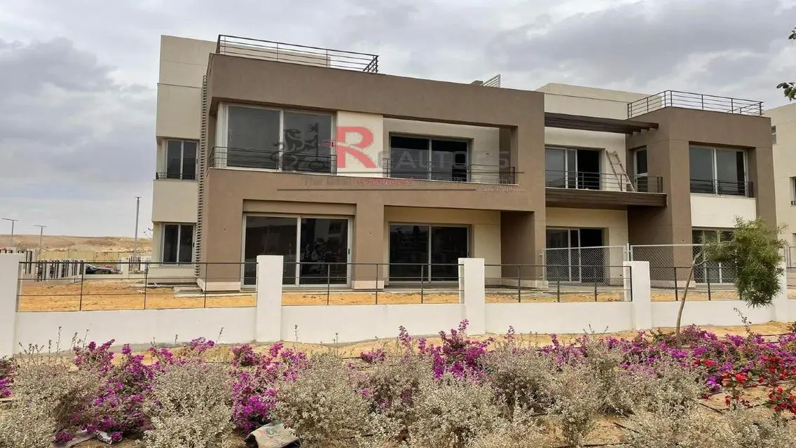 فيلا فاخرة للبيع مع حديقة خاصة في موقع متميز