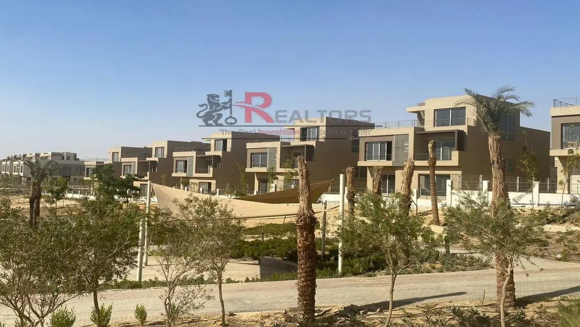فيلا فاخرة للبيع مع حديقة خاصة في موقع متميز