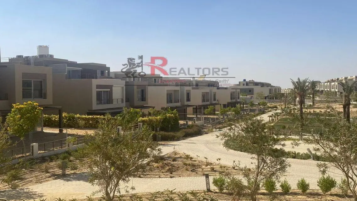 فيلا فاخرة للبيع مع حديقة خاصة في موقع متميز