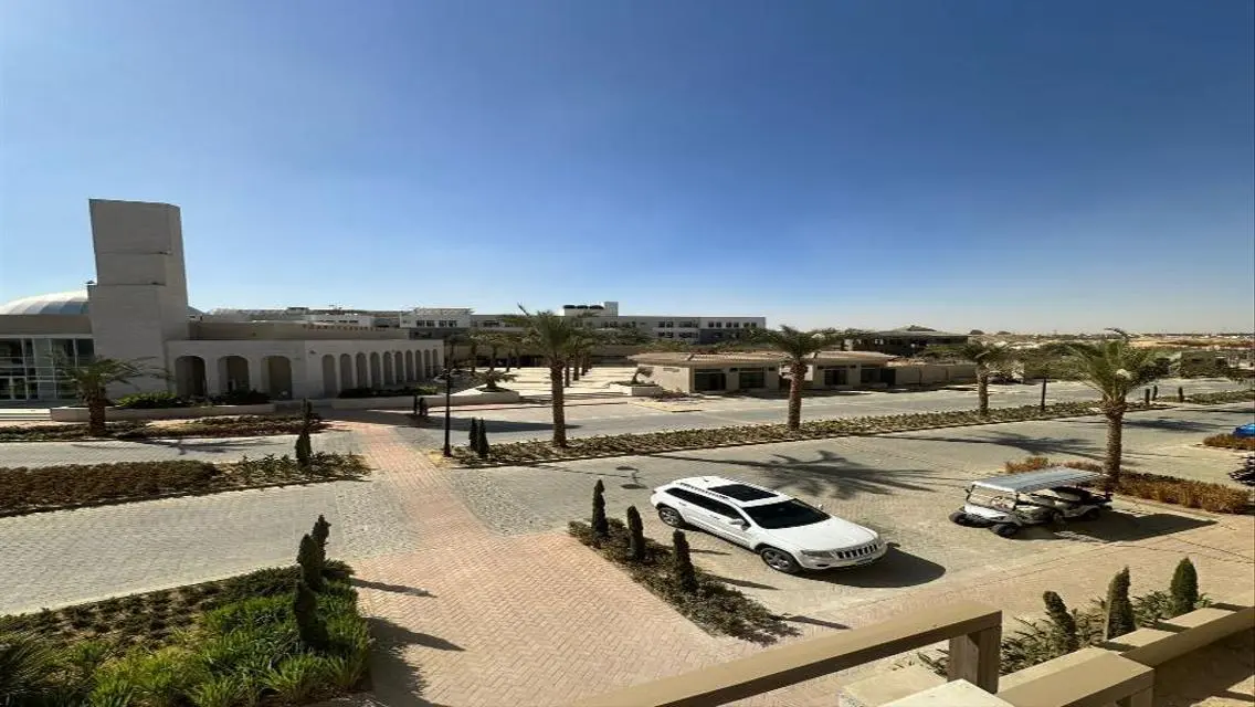 فيلا فاخرة للبيع بمساحة كبيرة في موقع مميز