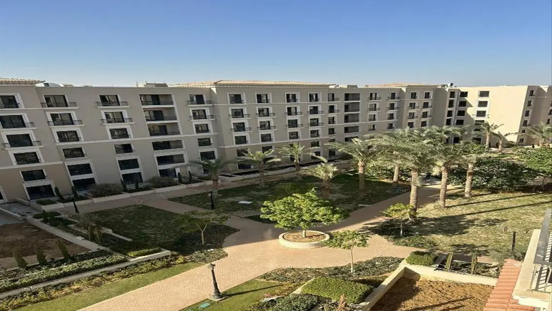 فيلا فاخرة للبيع بمساحة كبيرة في موقع مميز