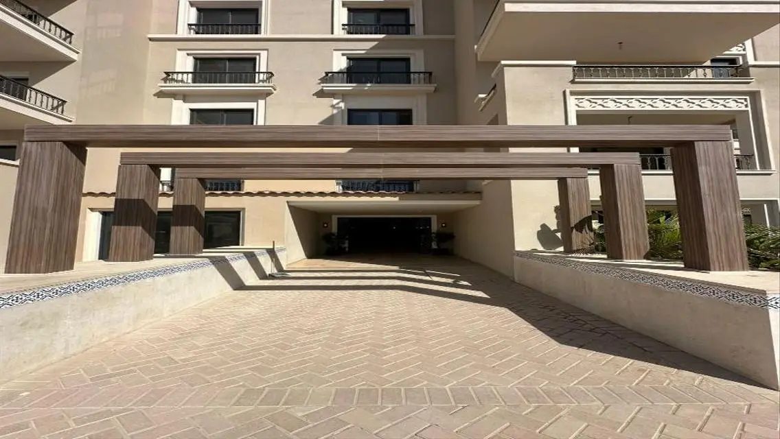 فيلا فاخرة للبيع بمساحة كبيرة في موقع مميز
