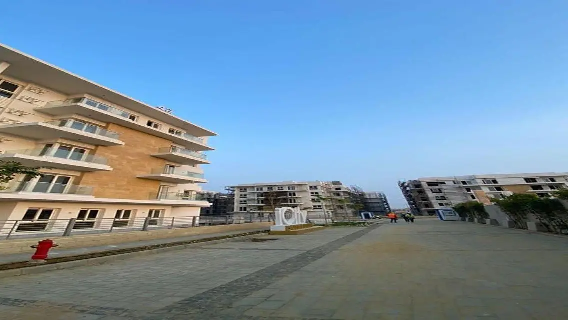 فيلا فاخرة للبيع مع مسبح خاص وحديقة جميلة