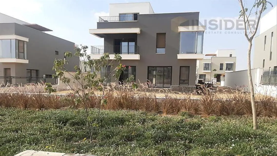 عقار متميز للبيع مع شرفة وإطلالة على بحيرات