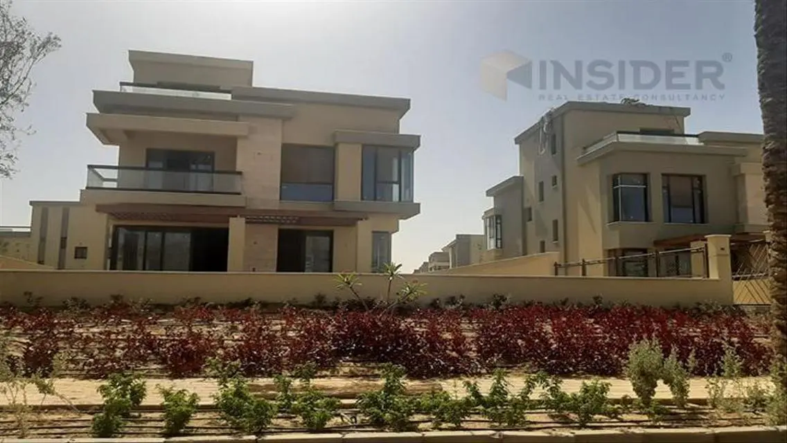 عقار متميز للبيع مع شرفة وإطلالة على بحيرات