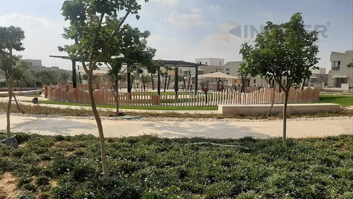 عقار متميز للبيع مع شرفة وإطلالة على بحيرات