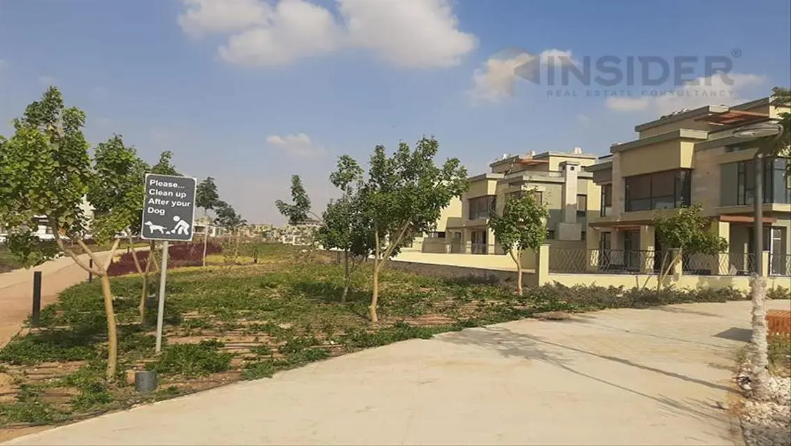 عقار متميز للبيع مع شرفة وإطلالة على بحيرات
