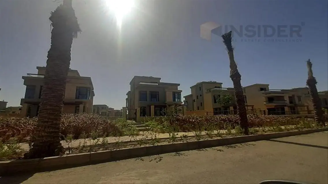 عقار متميز للبيع مع شرفة وإطلالة على بحيرات