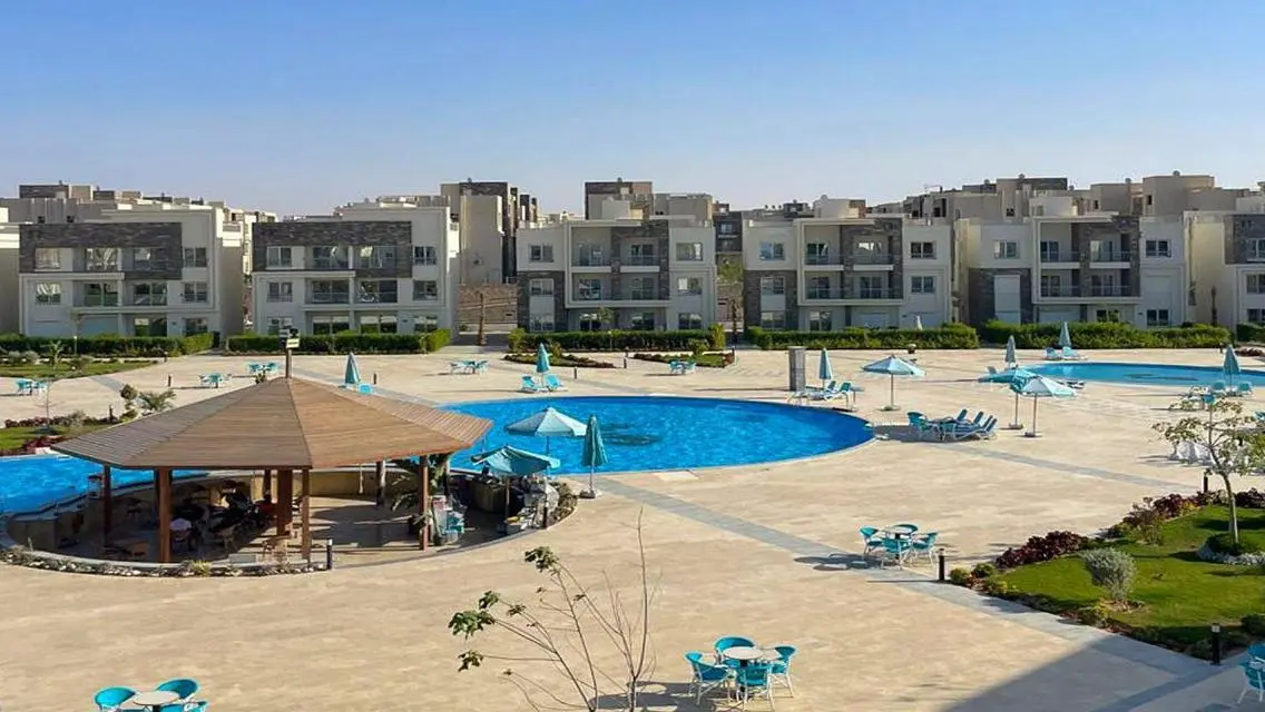 شقة فاخرة للبيع على بحيرات مع شرفة ومسبح مشترك