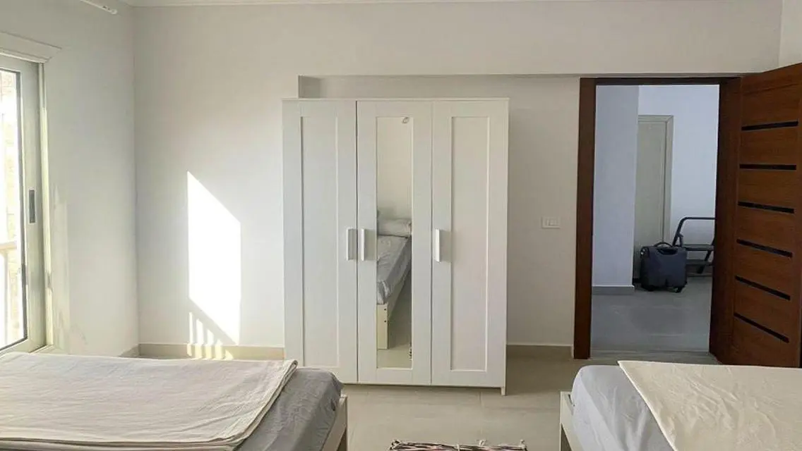 شقة فاخرة للبيع على بحيرات مع شرفة ومسبح مشترك