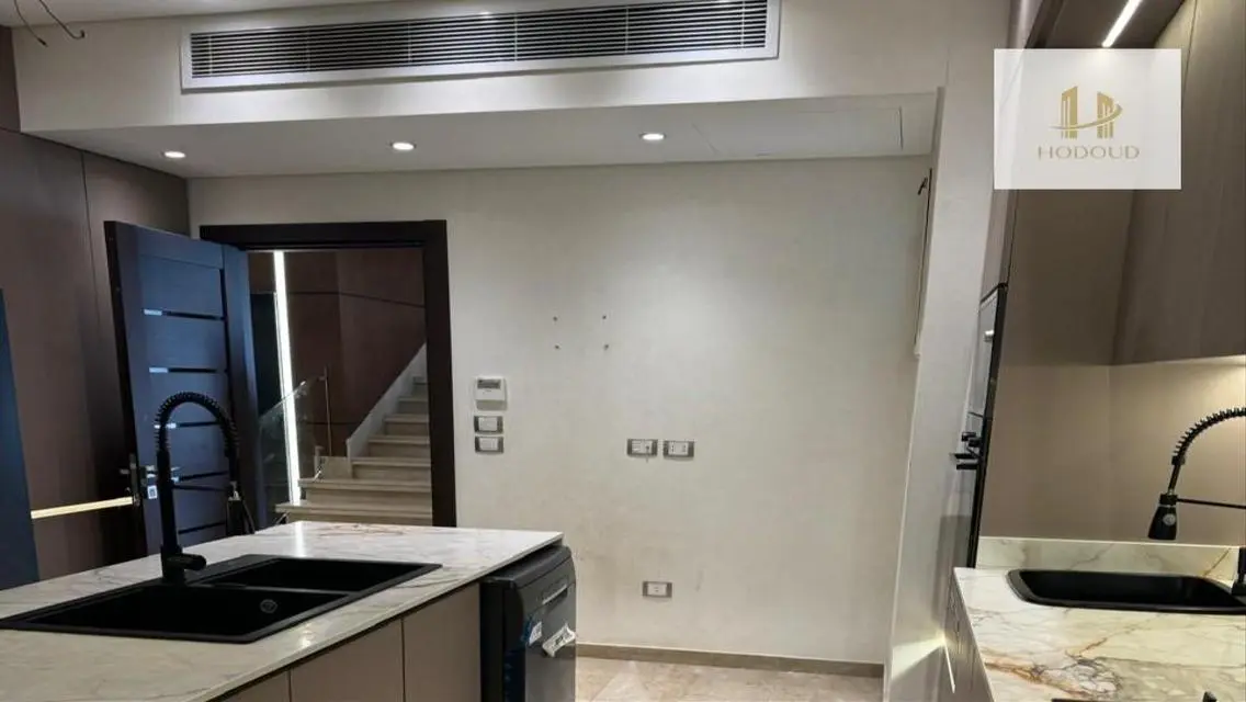 عقار بمساحة مذهلة وسعر رائع