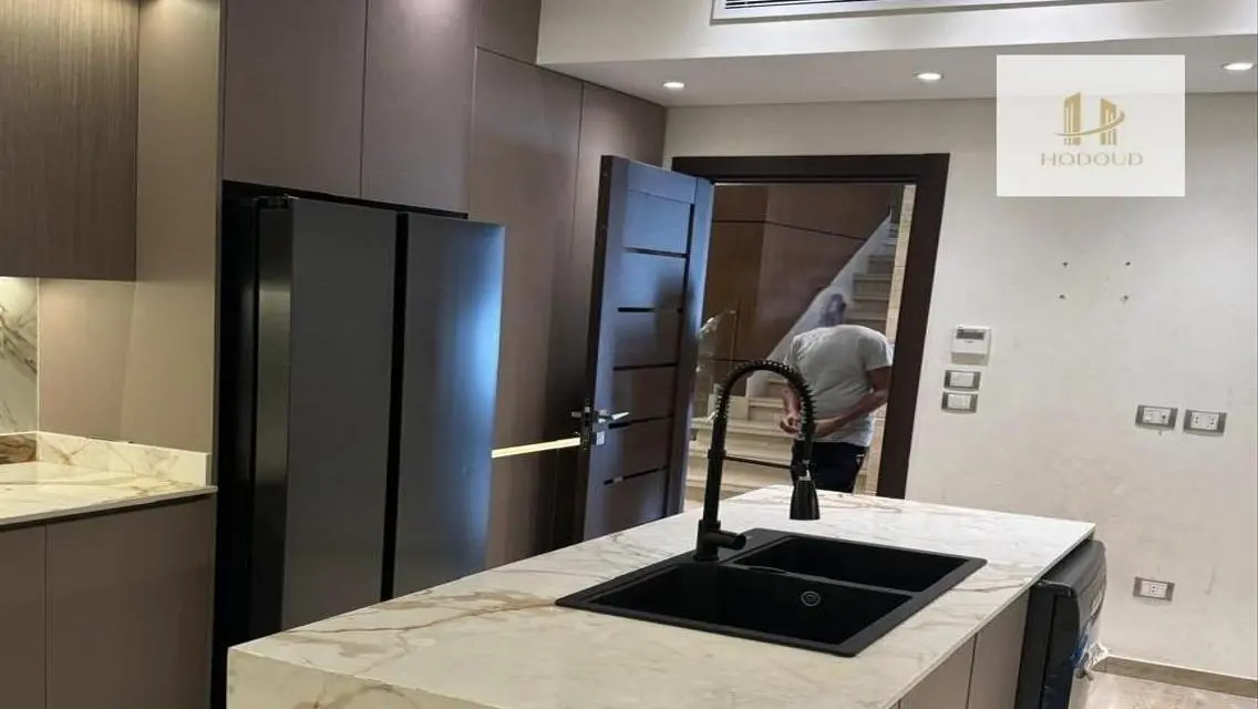 عقار بمساحة مذهلة وسعر رائع