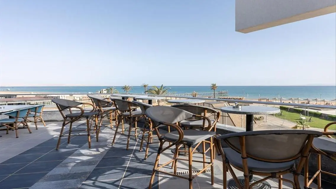 Luxury Apartment with 15m Space, Private Garden and Pool