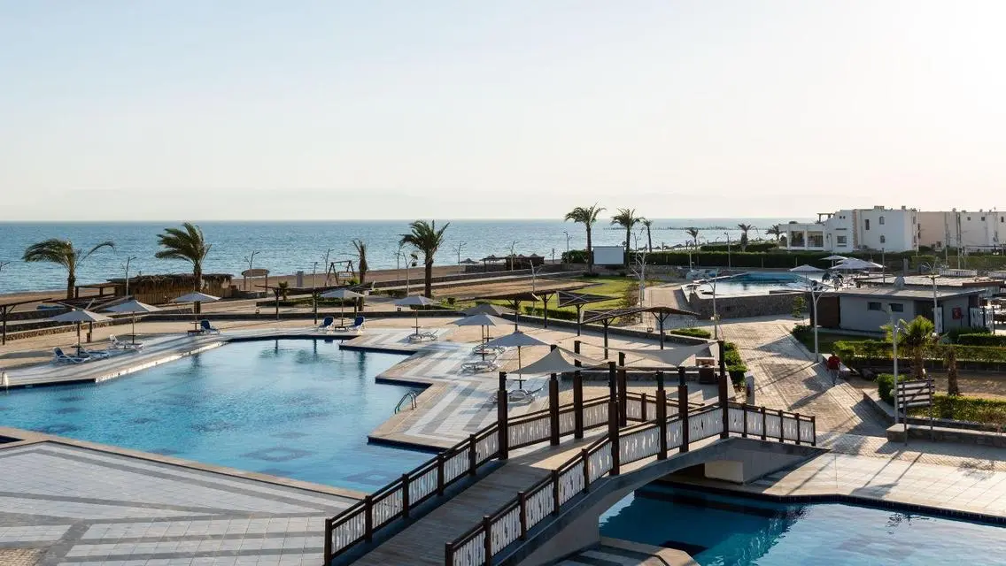 Luxury Apartment with 15m Space, Private Garden and Pool