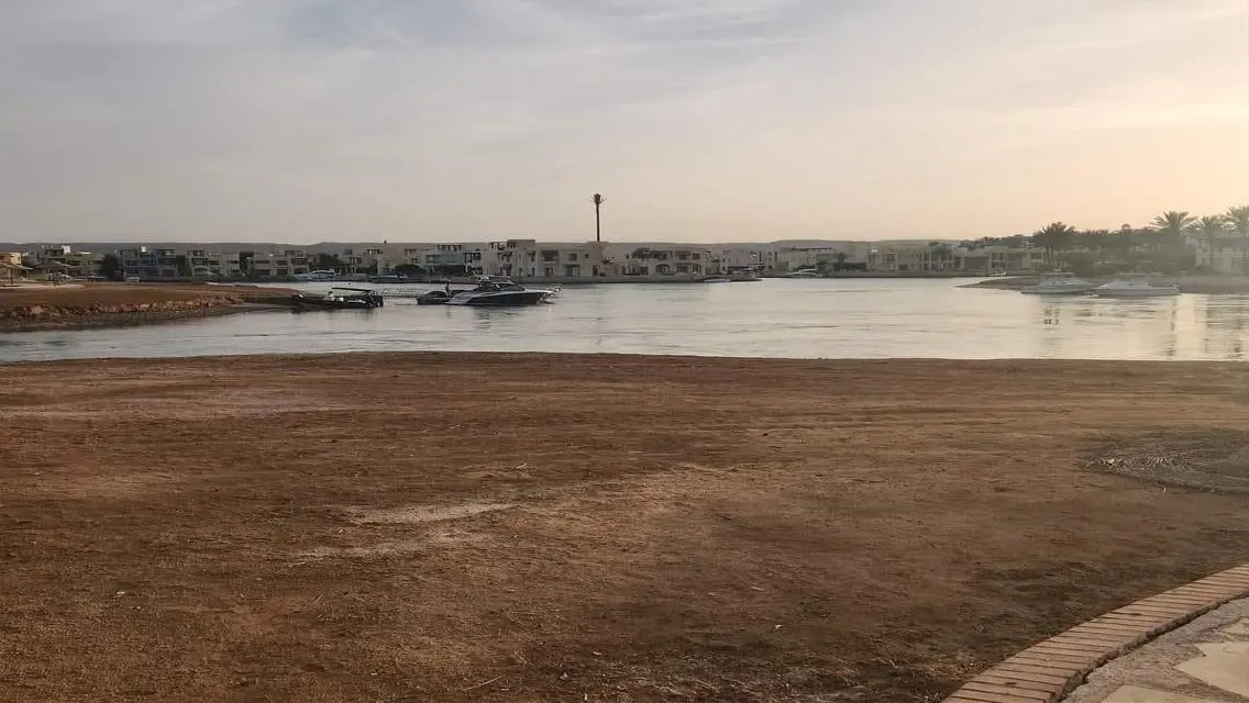 فيلا فاخرة بمسبح في الشرفة في شمال خليج الجونة