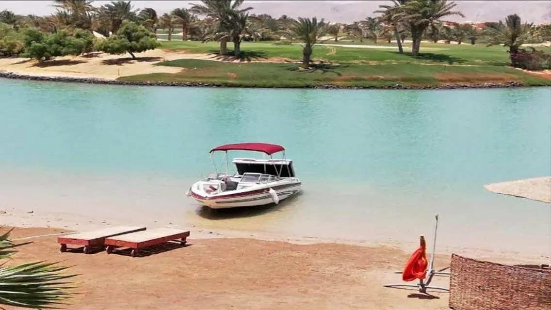 فيلا فاخرة بمسبح في الشرفة في شمال خليج الجونة