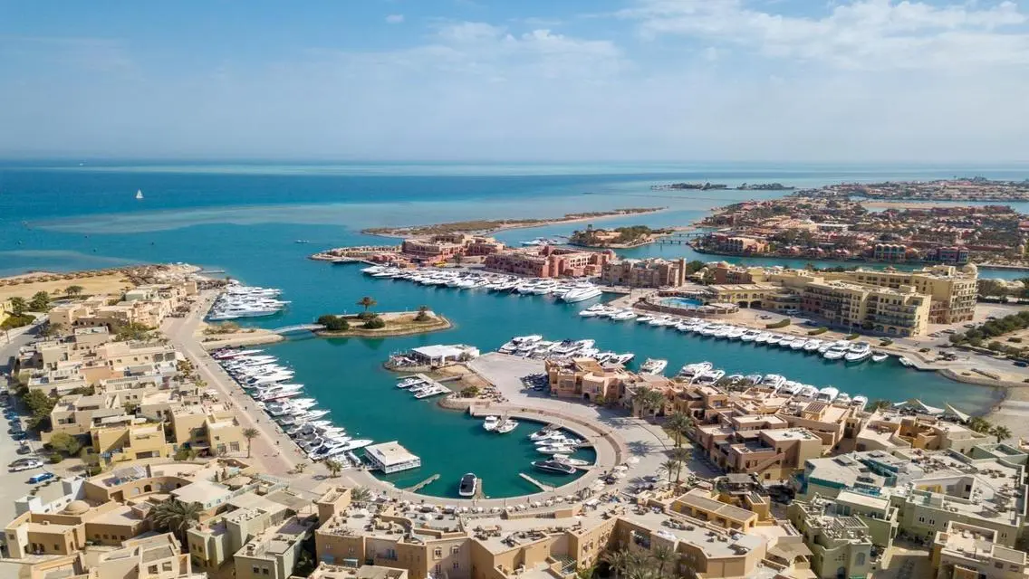فيلا فاخرة بمسبح في الشرفة في شمال خليج الجونة