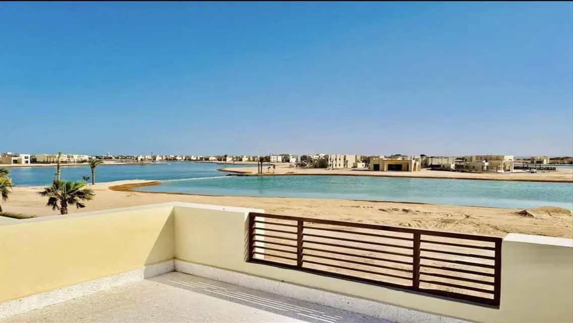 فيلا فاخرة بمسبح في الشرفة في شمال خليج الجونة