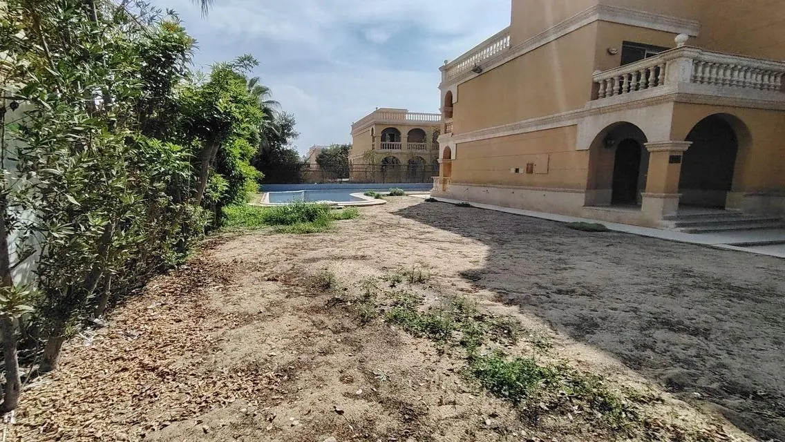 فيلا فاخرة للبيع مع حديقة خاصة ومسبح في القاهرة