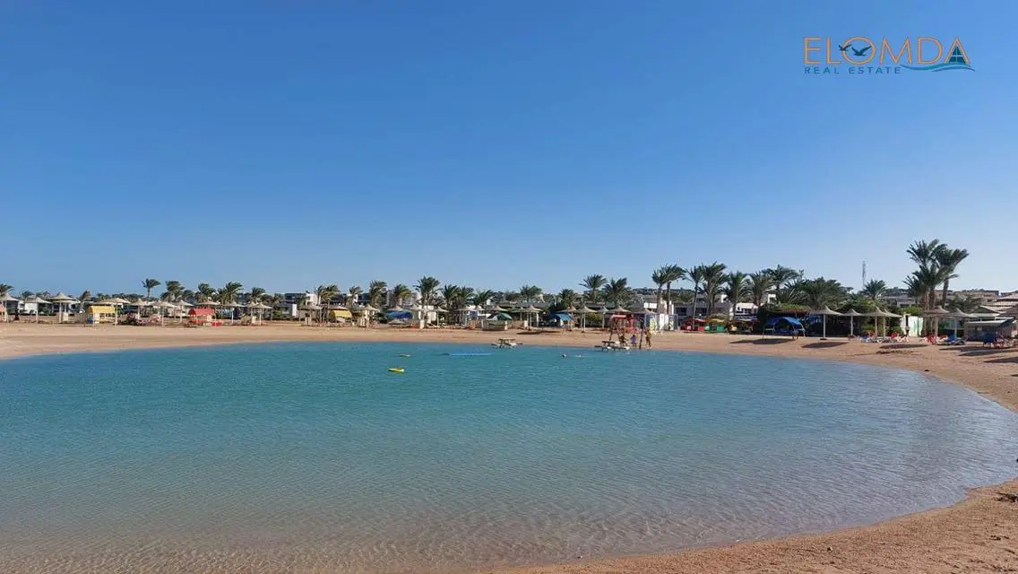 فيلا فاخرة مع مسبح خاص وحديقة في منطقة مطلة