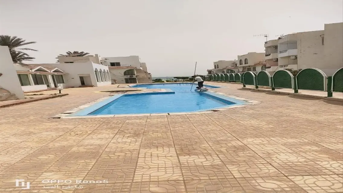 فيلا فاخرة معتيسي على البحيرات بسعر مذهل