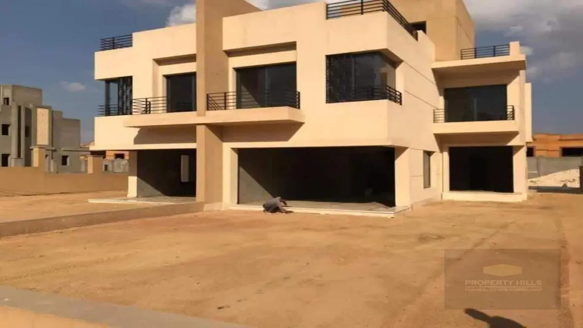 فيلا فاخرة للبيع بمساحة واسعة ومرافق مذهلة