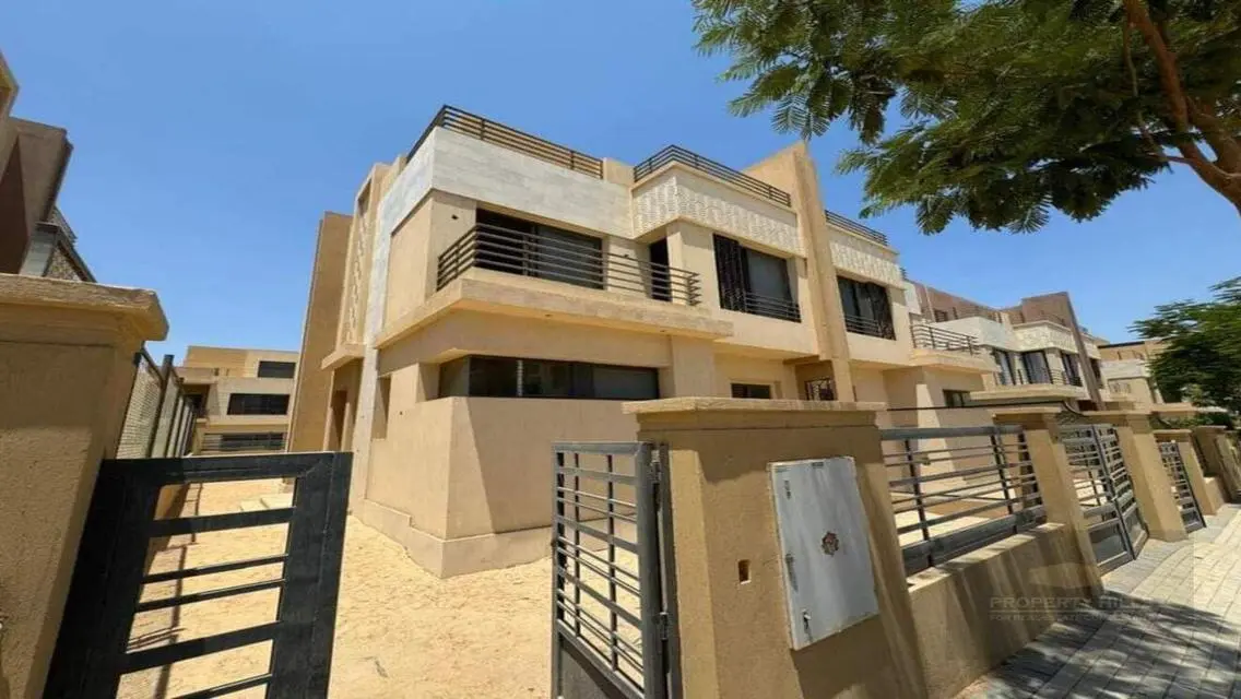 فيلا فاخرة للبيع بمساحة واسعة ومرافق مذهلة