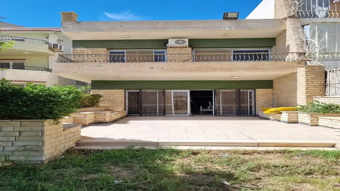 فيلا فاخرة للبيع في موقع متميز