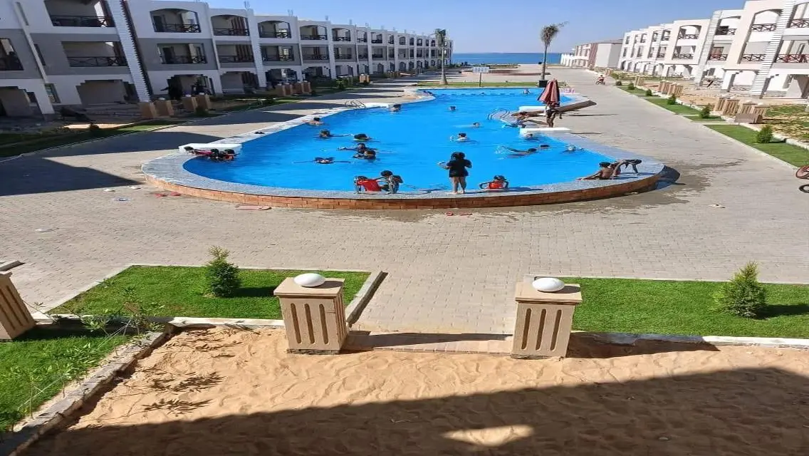 شقة رائعة بمسبح مشترك